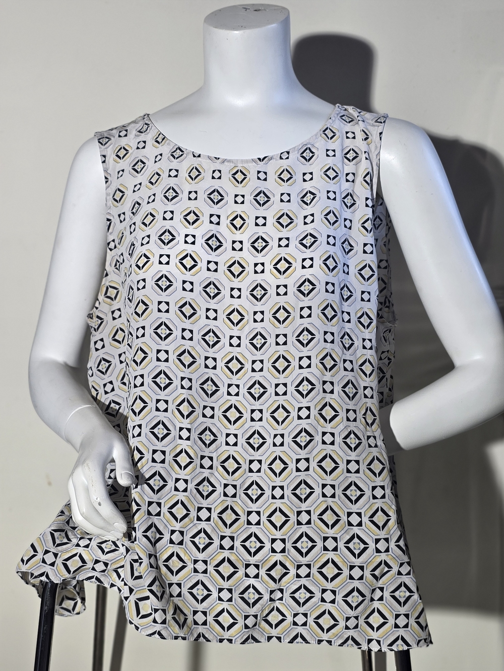 Sleeveless Silk Geometric Print Blouse in White and Black (Size XL)